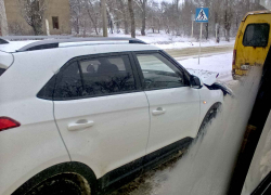 В Камышине на заснеженной улице Текстильной случилось ДТП