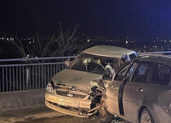 Во время столкновения на Бородинском мосту в Камышине пострадали парень-водитель и девушка-пассажирка (ВИДЕО)
