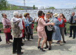 Камышане после парада Победы спели хором и пустились в пляс