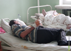 В центральную городскую больницу Камышина доставлен пенсионер, который по пьянке после "геройской" речи сам себя полоснул ножом