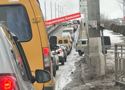 Пробки в две стороны на Бородинском мосту парализовали движение к концу рабочего дня 7 февраля в Камышине