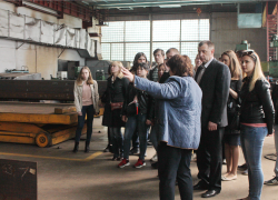 Студенты Камышинского технологического института по ходу экскурсии на крановый завод получили приглашения на работу