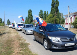 В селе Антиповка Камышинского района прошел автопробег в честь Государственного флага России