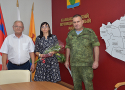 Глава Камышинского района Алексей Самсонов передал государственную награду вдове погибшего в СВО бойца