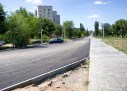 В Камышине новая дорога, наконец, "дотянулась" до ставшего популярным в жару фонтана на набережной