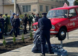 По какому случаю в Камышине появился памятник "жигуленку"- "копейке" как легендарному учебному автомобилю