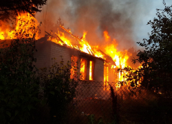 На камышинских дачах сгорел кирпичный дом