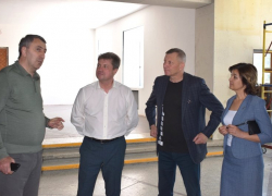 В Камышине Станиславу Зинченко презентовали светодиодный экран ДК "Текстильщик", а глава порекомендовал "немного увеличить темп"