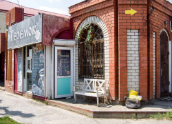 Проваленная скамейка, ржавые решетки, мешок с мусором на крыльце - ну и украшение для центральной улицы! - камышанка