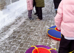 В Урюпинске "ватрушка" с ребенком скатилась под автомобиль