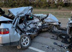 "ВАЗ" врезался в фуру: женщина-водитель и пассажир скончались на месте