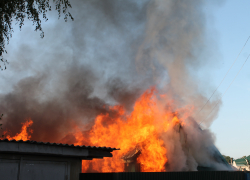 В Камышине на улице Средней загорелась баня и летняя кухня