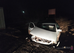 На дороге между Камышином и Котово водитель "ВАЗа" врубился в бетонную плиту и отправил к хирургам двух пассажиров