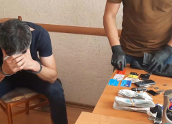 В Камышине полицейские с поличным задержали подозреваемого в краже денег из салона внедорожника
