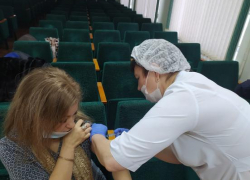 Для ревакцинации от коронавируса рядовым камышанам предлагают только "Спутник V", а чиновникам  - на выбор и однокомпонентный "Спутник Лайт"