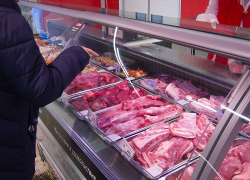 Бифштекс из свинины с салатом из огурца становится для камышан деликатесом в феврале