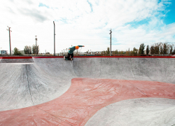 В Волгоградской области обустроили спортзону с большой боуловой скейт-площадкой, о такой мечтали в Камышине