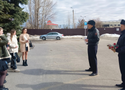 "Цветочный десант" устроили в преддверии 8 Марта сотрудники ОГИБДД у здания ГАИ в Камышине