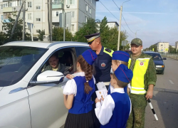 В Камышине юные помощники полицейских написали важные письма водителям и вручили их на улицах города