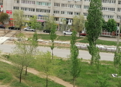 На улице Базарова в Камышине выгрузили плитку для укладки нового тротуара