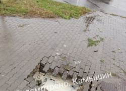 Камышане в соцсетях борются с опасным "провалом" на тротуаре