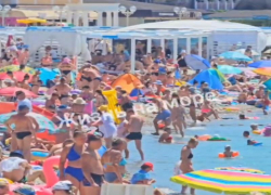 «Пляжи трещат»: блогер показал обстановку в Дивноморском, куда турагентства возят и камышан (ВИДЕО)