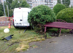 Полиция уточнила, что водитель белого фургона, влетевшего в столб и скамью у памятника Маресьеву в Камышине, не был пьян