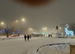 В Камышине сегодня, 19 февраля, метель замела город в считанные часы, придала улицам таинственность и красоту, но...