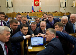 «Пусть зарплату тоже нейросеть получает»: депутаты Госдумы могли использовать ИИ для написания законопроекта