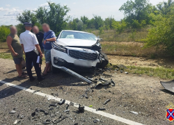 В кошмарную аварию на трассе между Камышином и Волгоградом попали сегодня, 20 июля, две семьи из Сибири: один из водителей мертв, двое пассажиров изранены (ВИДЕО)