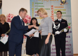 В Камышине Станислав Зинченко появился из отпуска и пошел к учителям с премиями главы по 25 тысяч и ключами от новой квартиры