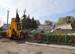 В Камышине начали благоустраивать сквер у  братских захоронений 