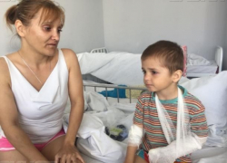 В Волгоградской больнице №25 врачи спасают почерневшую руку малышу из глубинки, укушенному гадюкой