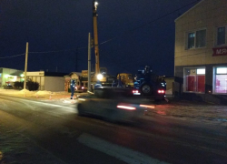 В Камышине на улице Братьев Сорокиных электроопора чуть не упала на головы прохожих