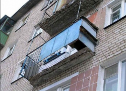 С балкона в Камышине сорвался мужчина, у которого во время курения закружилась голова, и его "потянуло" вниз