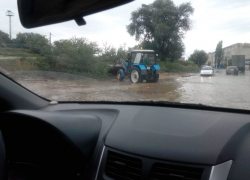 В Камышине на улице Тургенева в промоину от ливня рухнула световая опора