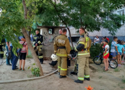 В Камышине во дворе многоэтажек в пятом микрорайоне собралась толпа вокруг пожарных, прибывших по срочному вызову