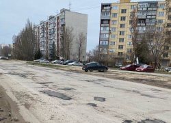 Камышане показывают латки, которые кладут на разбитые городские дороги между дождями