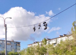 Камышане в соцсетях "юморят" по поводу развешанных на проводах кроссовок