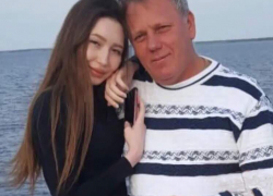 Сегодня задувает свечи на именинном торте директор мебельного магазина "21-й век"  Геннадий Новиков