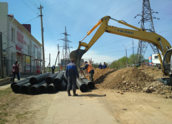 Камышинский "Водоканал" занялся укладкой новых канализационных труб в котловане у остановки "Партизанская"