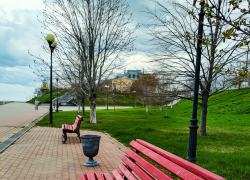 В Камышине на набережной появились свежевыкрашенные скамейки, но...