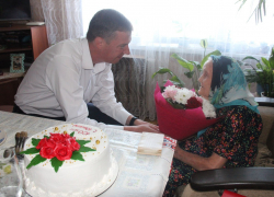 100-летнюю камышанку-фельдшера Павлину Суханову приехал поздравить с вековым юбилеем первый заместитель главы города Дмитрий Резвов