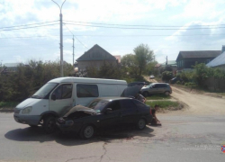 В Камышине в районе дамбы третьего городка столкнулись автомобили, двигающиеся в попутном направлении