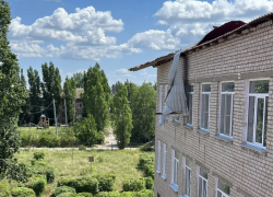 В Камышинском районе устраняются последствия урагана, сорвавшего крышу в школе города Петров Вал и наделавшего других неприятностей