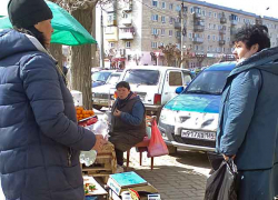 В Камышине рыбу и овощи продолжают продавать с земли на рынке у бывшей "Победы