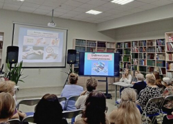 В Камышине специалисты Сбера в библиотеке учили пенсионеров платить за ЖКХ электронно