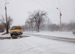 В Камышине метели "позволили" пока заметать улицы, коммунальщики технику еще не выводили