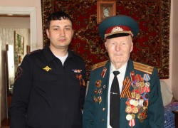 Начальник камышинской полиции Дмитрий Дегтярев приехал с благодарственным письмом и подарком в гости к ветерану накануне Дня Победы