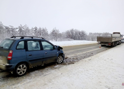 Под Камышином в метель молодой водитель на легковушке "впечатался" в грузовик